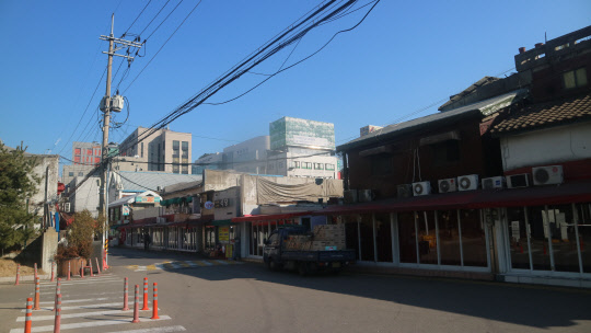 부동산 관련 정책을 발표할 때마다 ‘풍선효과’논란을 빚었던 정부가, 올해 서울에서 가장 집값이 많이 오른 영등포에 개발계획을 내놓으면서 또다시 풍선효과 우려를 낳고 있다. 지난해 12·16 부동산대책 발표 이후 강남을 비롯한 재건축 시장이 주춤한 가운데, 영등포구는 이달에도 신고가 단지가 나올 만큼 집값 상승세가 가파른 지역이다. 사진은 영등포역 인근 쪽방촌 밀집지역.   이상현 기자